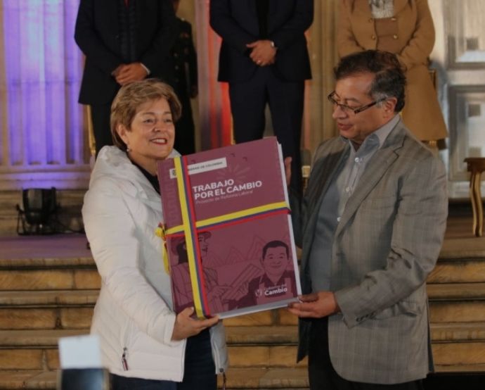 La Ministra del trabajo, Gloria Inés Ramírez Ríos y el mandatario, Gustavo Petro, sostienen el documento de reforma que lleva el nombre de ‘Trabajo por el cambio’./ Ministerio de Trabajo de Colombia.