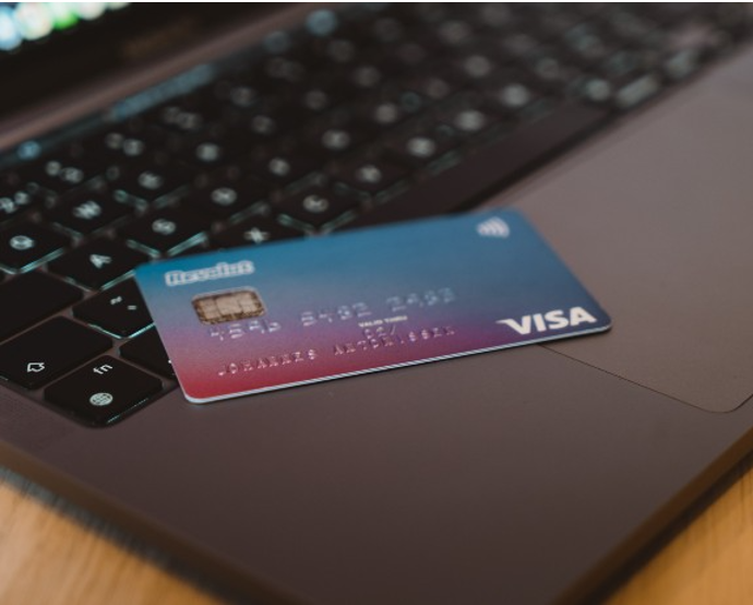 Financia Credit ofrece financiamiento corporativo a través de medios de pago electrónicos, como monederos digitales y tarjetas de crédito, con marca propia y de Visa y Mastercard. Unsplash - Cardmapr.nl.