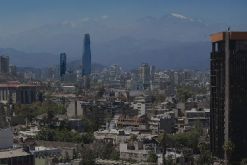 Este año se debaten en Chile los proyectos de cumplimiento de obligaciones tributarias y modificaciones al impuesto a la renta./ Canva.