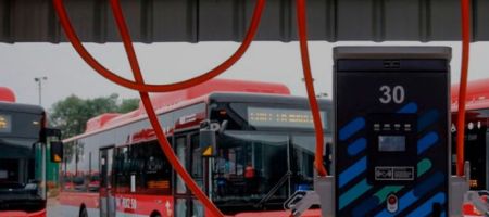 Una de las metas del plan energético de Chile es cambiar el  100 % de la flota de transporte público para 2040. Foto tomada página de la Universidad de Chile. 