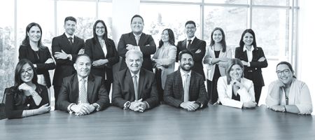 Todo el equipo de abogados de Lexincorp en El Salvador, tras el ingreso de Erick Huezo, Karla Alas y Geraldina Serpas./ Cortesía.
